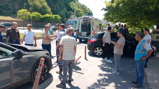 Kontrolden &ccedil;ıkan ara&ccedil; 3 otomobile &ccedil;arpıp cami bah&ccedil;esine girdi
