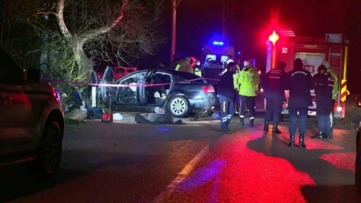 Kontrolden &ccedil;ıkan ara&ccedil; ağaca &ccedil;arptı: 2 &ouml;l&uuml;, 2 yaralı
