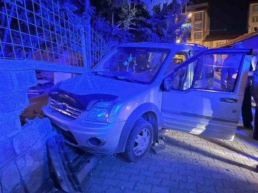 Kontrolden çıkan araç bahçe duvarına çarptı: 1 yaralı
