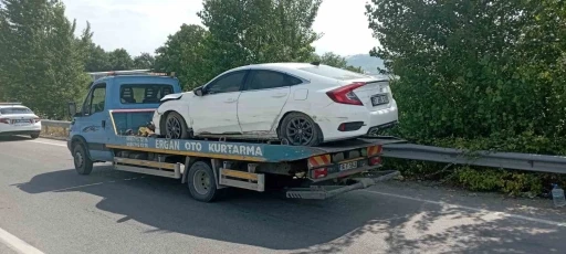 Kontrolden çıkan araç bariyere çarptı: 2’si çocuk 4 yaralı
