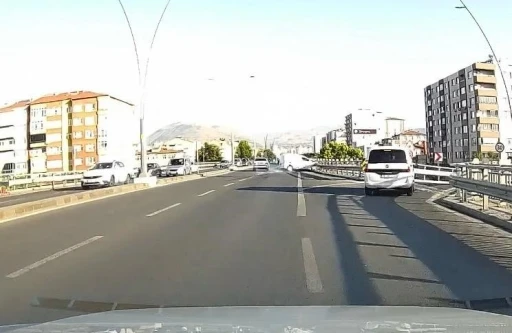 Kontrolden &ccedil;ıkan ara&ccedil; bariyerlere &ccedil;arptı: Kaza anı kamerada
