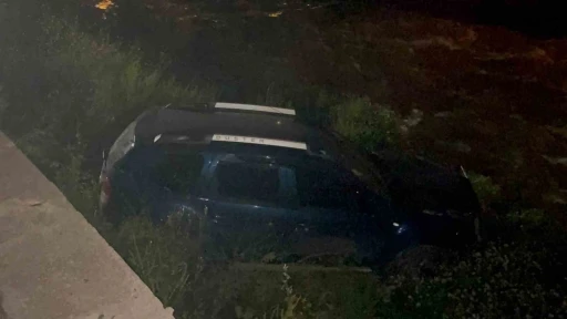 Kontrolden &ccedil;ıkan ara&ccedil; dereye u&ccedil;tu, kaza sonrası s&uuml;r&uuml;c&uuml; ka&ccedil;tı
