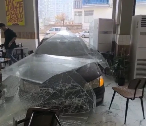 Kontrolden &ccedil;ıkan ara&ccedil; d&ouml;nerciye girdi
