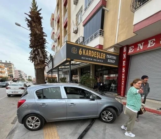 Kontrolden çıkan araç kafeye daldı: O anlar kameraya yansıdı
