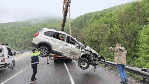 Kontrolden çıkan araç ormana uçtu: 1 ölü, 3 yaralı
