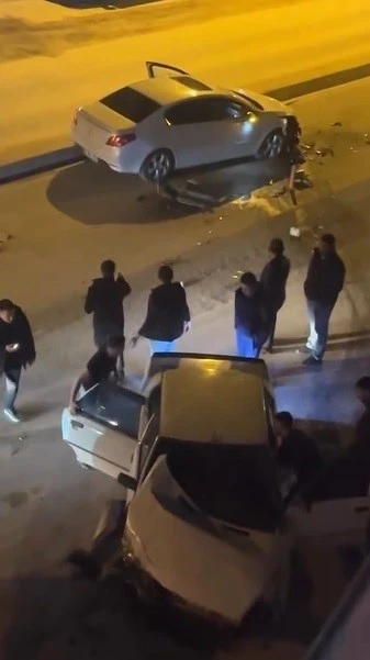 Kontrolden &ccedil;ıkan ara&ccedil; ters yola girdi, otomobil ile kafa kafaya &ccedil;arpıştı
