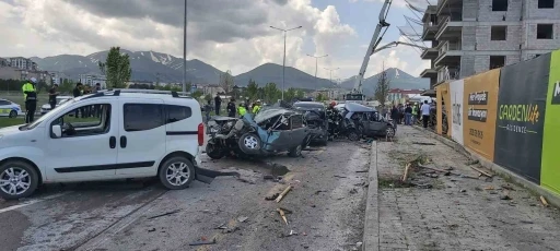 Kontrolden çıkan beton mikseri park halindeki 8 aracı biçti
