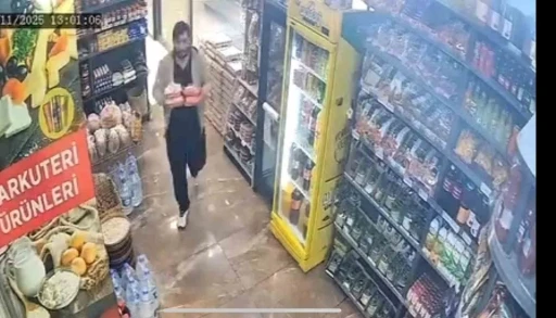 Kontrolden çıkan cip şarküteriye daldı: Kıl payı kurtuluş kamerada
