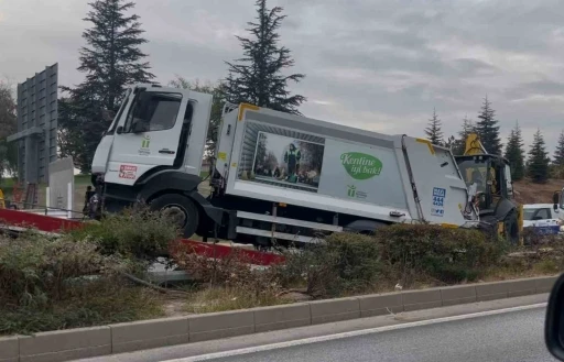 Kontrolden çıkan çöp kamyonu ağaçları yatırarak refüje çıktı
