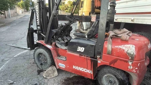 Kontrolden &ccedil;ıkan forklift yan yattı: 1 yaralı
