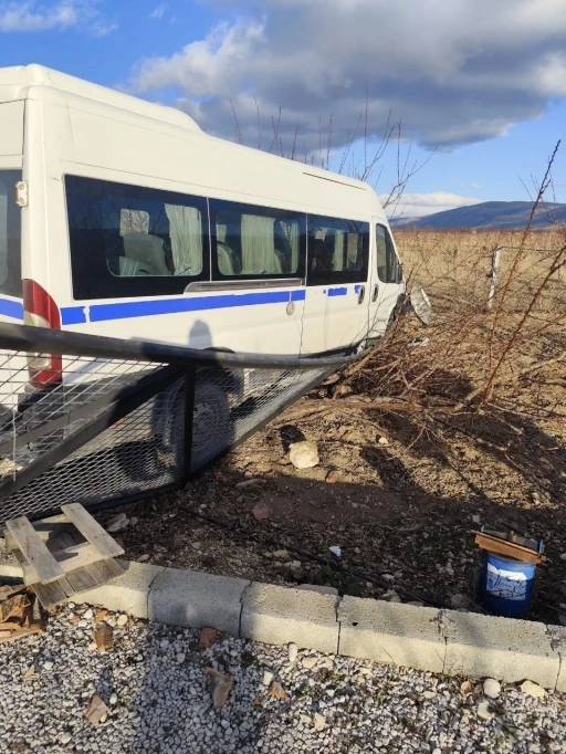 Kontrolden &ccedil;ıkan hafif ticari ara&ccedil; bah&ccedil;e evinin kapısına &ccedil;arparak durabildi: 1 yaralı
