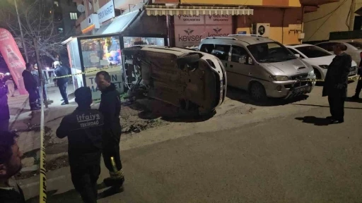 Kontrolden &ccedil;ıkan hafif ticari ara&ccedil; markete daldı: 2 yaralı
