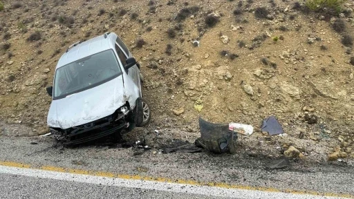 Kontrolden &ccedil;ıkan hafif ticari ara&ccedil; şarampole savruldu: 1 yaralı
