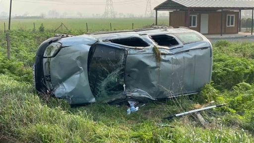 Kontrolden &ccedil;ıkan hafif ticari ara&ccedil; takla attı, s&uuml;r&uuml;c&uuml; yaralandı
