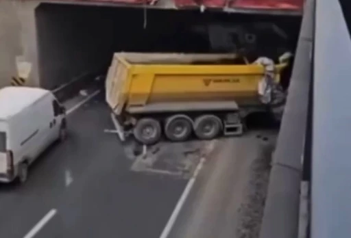 Kontrolden çıkan hafriyat kamyonu başka bir araca ve alt geçide çarptı
