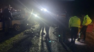 Kontrolden &ccedil;ıkan iki otomobil &ccedil;arpıştı: 3 yaralı
