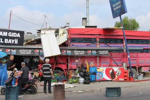 Kontrolden &ccedil;ıkan kamyon bakkala daldı: 1 yaralı
