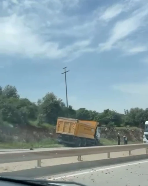 Kontrolden çıkan kamyon bariyerleri aşıp karşı yöne daldı
