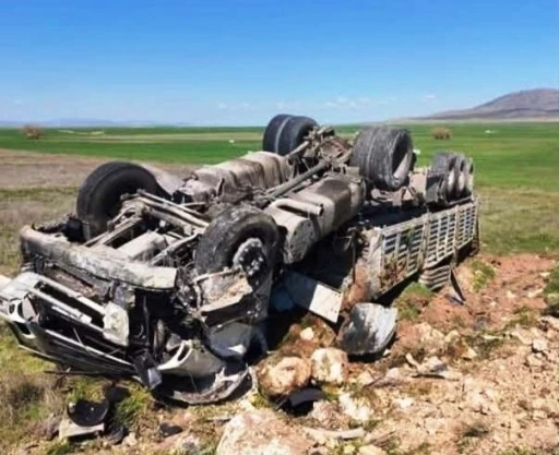 Kontrolden &ccedil;ıkan kamyon devrildi, s&uuml;r&uuml;c&uuml;s&uuml; yaralandı
