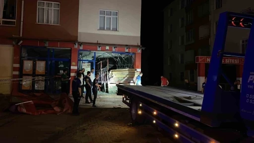Kontrolden &ccedil;ıkan kamyon markete girdi: 1 ağır yaralı
