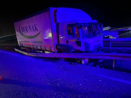 Kontrolden &ccedil;ıkan kamyon orta ref&uuml;je &ccedil;arparken, s&uuml;r&uuml;c&uuml;s&uuml; yaralandı
