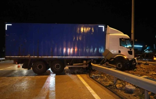 Kontrolden çıkan kamyon refüje çıktı
