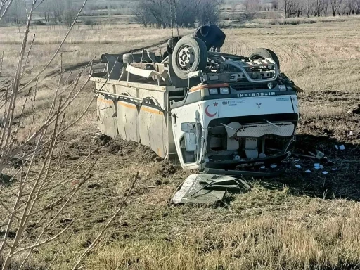 Kontrolden &ccedil;ıkan kamyon şarampole devrilerek takla attı: 1 yaralı
