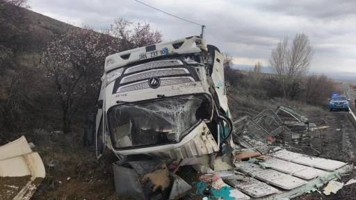 Kontrolden &ccedil;ıkan kamyonet devrildi: 1 yaralı
