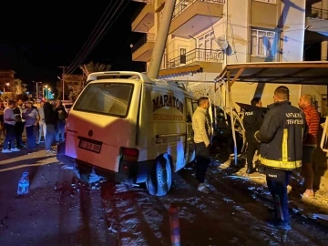 Kontrolden çıkan kamyonet elektrik direğine çarptı, o anlar kamerada: 3 yaralı
