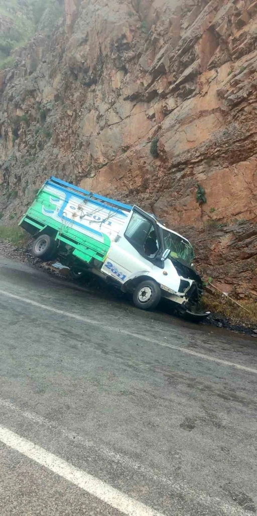 Kontrolden çıkan kamyonet kayalığa çarptı: 1 ölü, 1 yaralı
