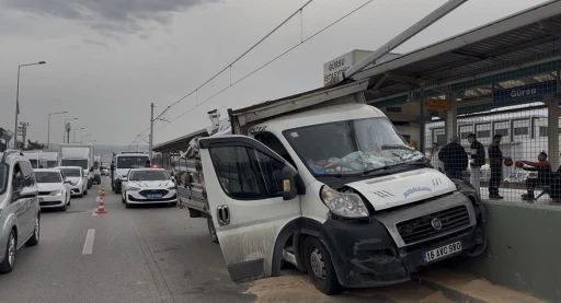 Kontrolden çıkan kamyonet metro bariyerlerine vurdu
