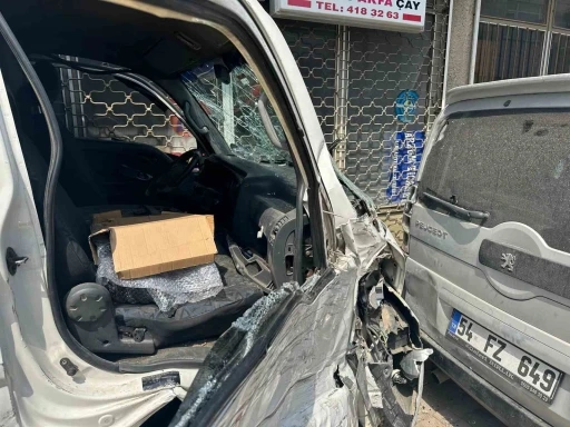 Kontrolden çıkan kamyonet önce park halindeki 5 araca sonra duvara çarptı

