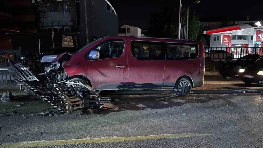 Kontrolden &ccedil;ıkan minib&uuml;s ref&uuml;jdeki demirlere &ccedil;arptı
