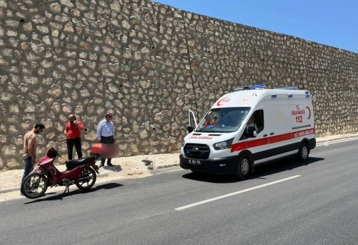 Kontrolden &ccedil;ıkan motosiklet devrildi: 1 yaralı
