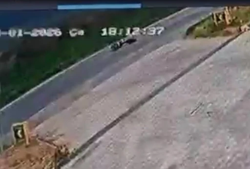 Kontrolden &ccedil;ıkan motosiklet devrildi, s&uuml;r&uuml;c&uuml;s&uuml; yaralandı
