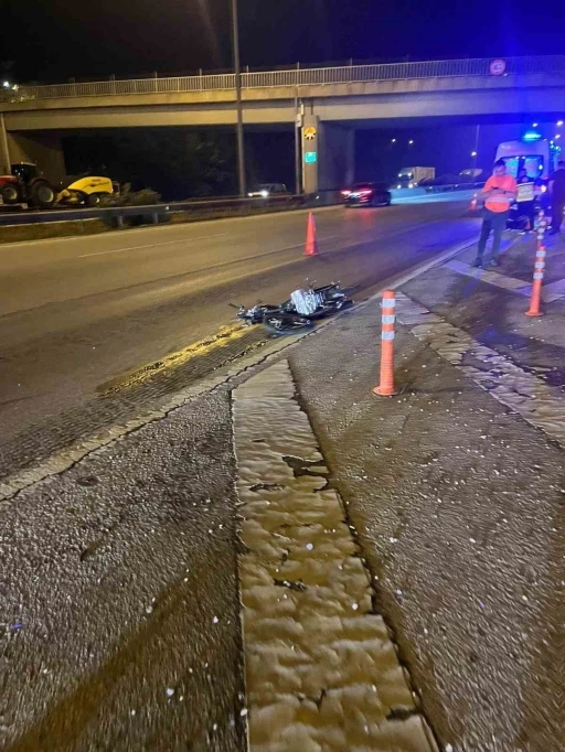 Kontrolden &ccedil;ıkan motosiklet tırın altına girdi, s&uuml;r&uuml;c&uuml; hayatını kaybetti

