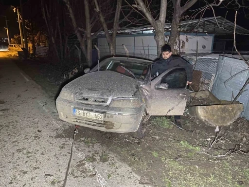 Kontrolden &ccedil;ıkan otomobil ağaca &ccedil;arptı: 4 yaralı

