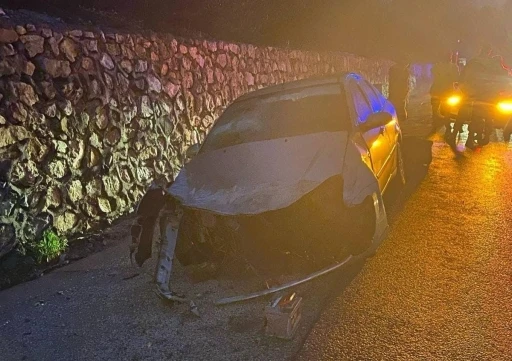 Kontrolden çıkan otomobil bariyere çarptı: 3 kişi yaralandı
