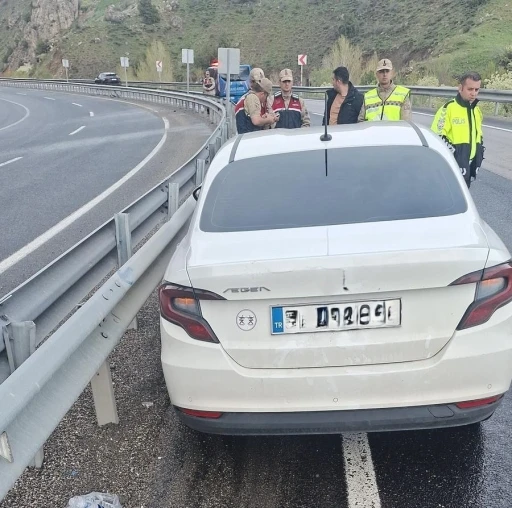 Kontrolden &ccedil;ıkan otomobil bariyere &ccedil;arptı
