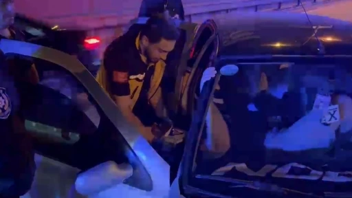 Kontrolden &ccedil;ıkan otomobil bariyere &ccedil;arptı, s&uuml;r&uuml;c&uuml; yaralandı
