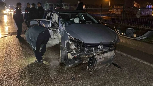 Kontrolden &ccedil;ıkan otomobil bariyerlere &ccedil;arptı: 2 yaralı
