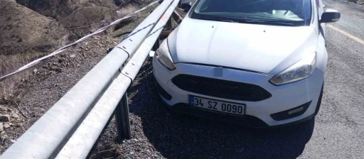 Kontrolden &ccedil;ıkan otomobil bariyerlere &ccedil;arptı

