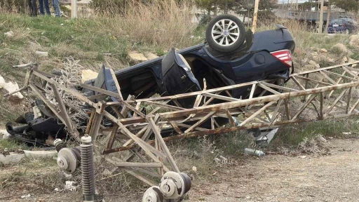 Kontrolden çıkan otomobil cami bahçesine uçtu: 5 kişi yaralandı
