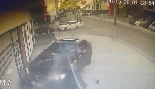 Kontrolden &ccedil;ıkan otomobil, danışmanlık merkezine daldı: O anlar kamerada

