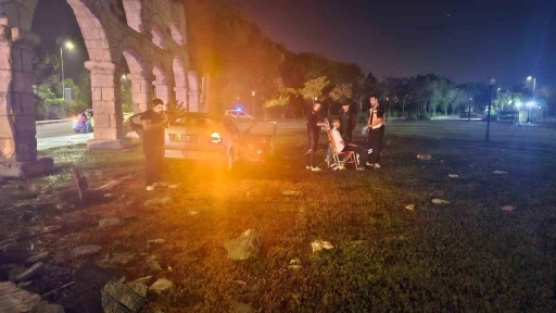Kontrolden &ccedil;ıkan otomobil dekoratif surlara &ccedil;arptı: 4 yaralı
