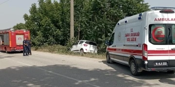 Kontrolden çıkan otomobil direğe çarptı, sürücü yaralandı
