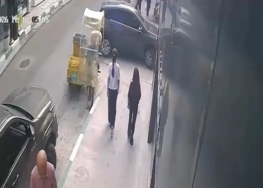 Kontrolden &ccedil;ıkan otomobil duvara &ccedil;arparak durdu
