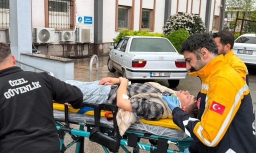 Kontrolden &ccedil;ıkan otomobil elektrik direğine &ccedil;arptı: 3 yaralı
