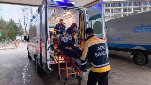 Kontrolden &ccedil;ıkan otomobil istinat duvarına &ccedil;arptı: 4 yaralı
