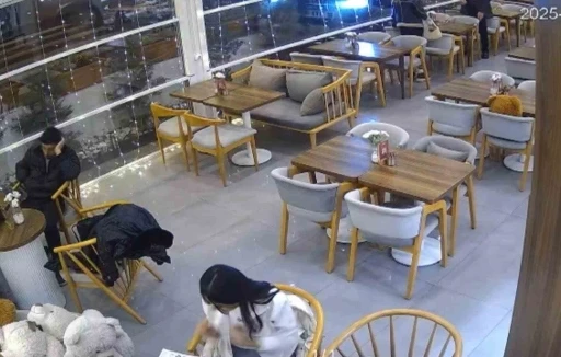 Kontrolden &ccedil;ıkan otomobil kafeteryaya girdi: Saniyelerle kurtuldular
